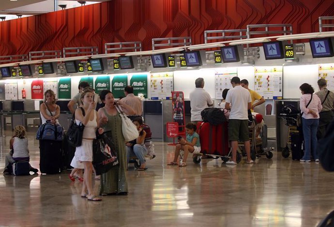 Turistas españoles en el aeropuerto de Barajas