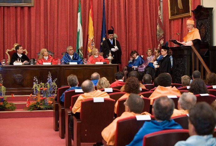 Manuel Castells, investido Doctor Honoris Causa