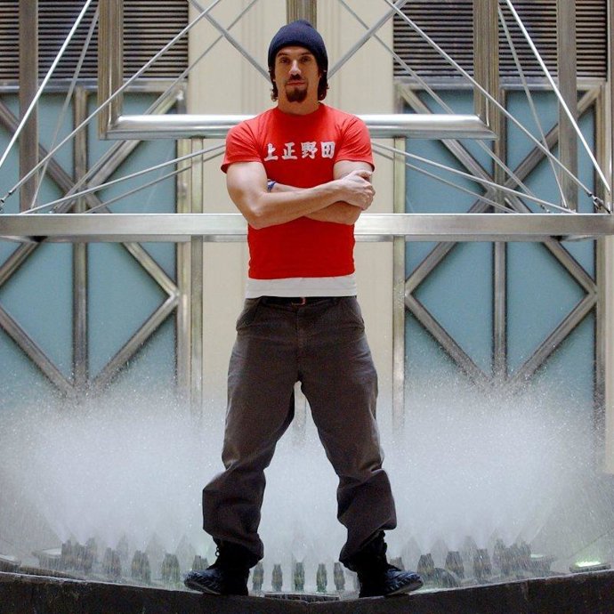 Macaco publica una edición enriquecida y aumentada de 'Puerto presente'