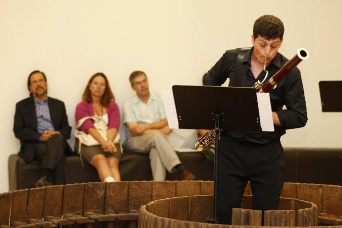 Los alumnos del Conservatorio actuaron entre esculturas del TEA