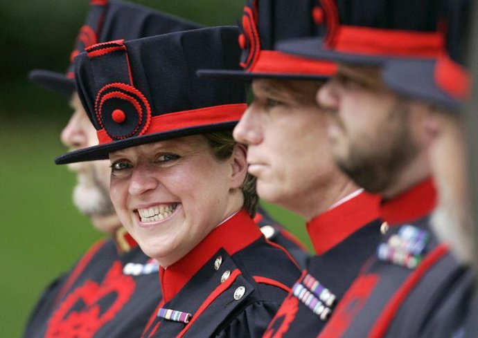 Moira Cameron, la primera mujer Beefeater en la Torre de Londres