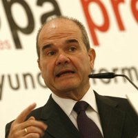 Chaves dice que es su hija quien decidirá si emprende acciones legales 