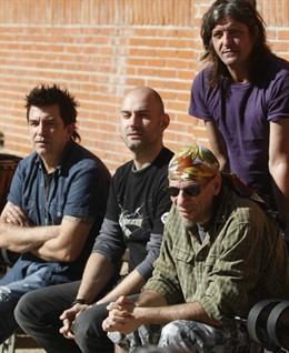 Los componentes de la banda pamplonesa Barricada presentan 'La Tierra está sorda