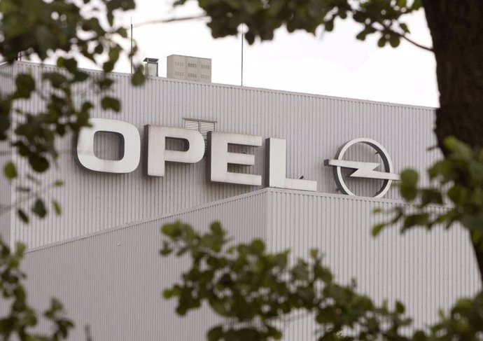 Fachada de la fabrica de Opel