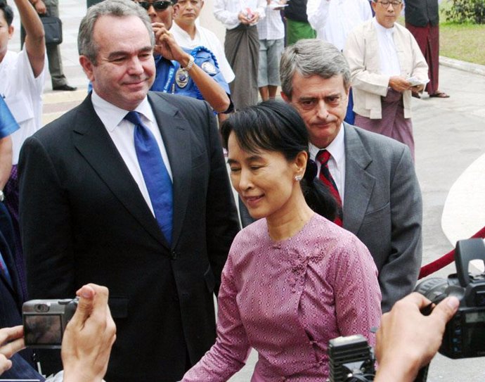 Suu Kyi se reúne con el representante de EEUU