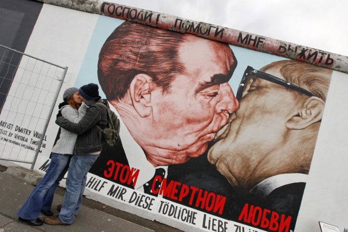 Pintura en el Muro de Berlin del artista ruso Dimitry Vrubel: Leonid Brezhnev be