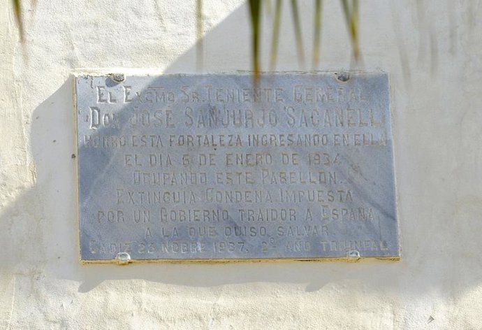 Placa conmemorativa situada en el patio central del Castillo de Santa Catalina