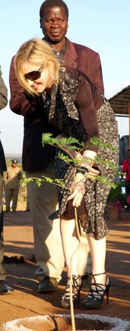 La cantante Madonna construye una escuela en Malaui