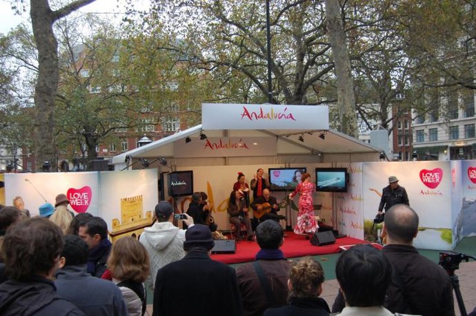 Actuación de un cuadro flamenco en la plaza Leicester Square de Londres