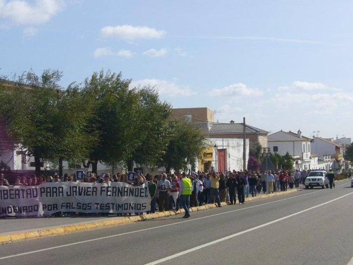Manifestación por la calle principal de Las Pajanosas