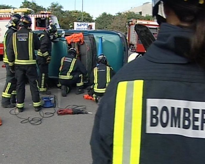 Bomberos y policías realizan un simulacro de accidente de tráfico en Valencia