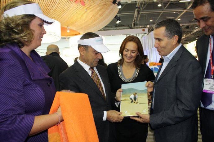 El presidente canario, la consejera autonómica de Turismo y el presidente de Fue