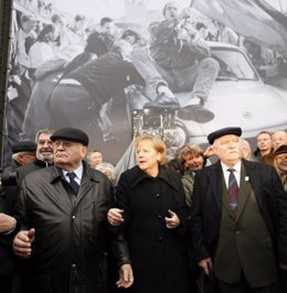 Merkel, Gorbachov, XX aniversario Muro de Berlín