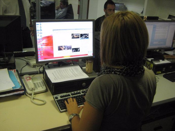 Mujer utilizando un ordenador para navegar por Internet