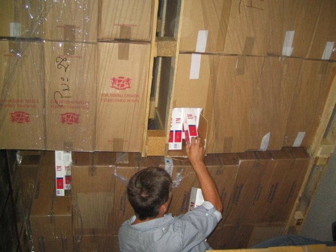 Doce detenidos en la desarticulación de una red de importadores de tabaco falsif