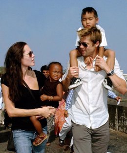 Angelina Jolie y Brad Pitt con hijos