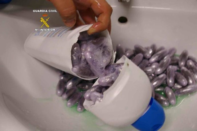 Bellotas de hachís en el interior de un bote de jabón