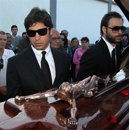 Cayetano Rivera Ordóñez porta el féretro de su abuelo Antonio Rivera