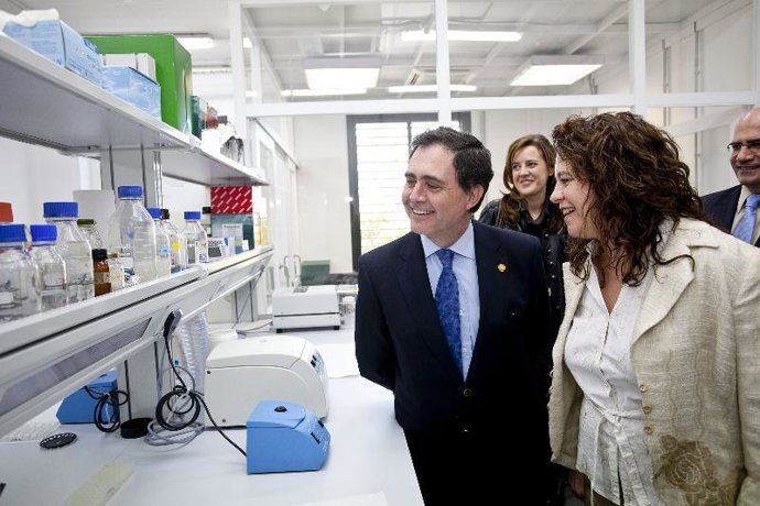 El rector de la Universidad, Joaquín Luque, y la directora General de Universida