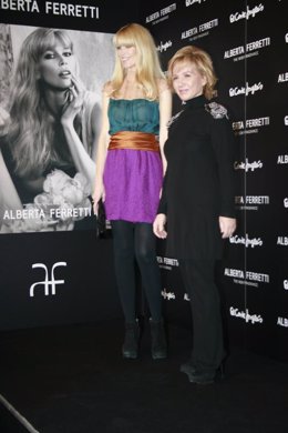 Claudia Schiffer junto a Alberta Ferretti