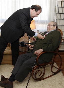 Miguel Delibes recibe la Medalla de Oro de Castilla y León