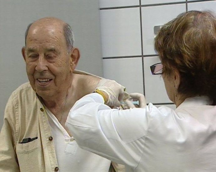 un anciano se vacuna contra la Gripe A