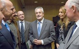 El presidente Griñán, durante la visita al nuevo juzgado de Puente Genil