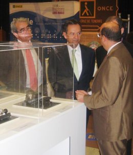 Antonio Castro inauguró la exposición Sistema Braille.