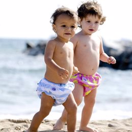 Niños pequeños en la playa, bañador
