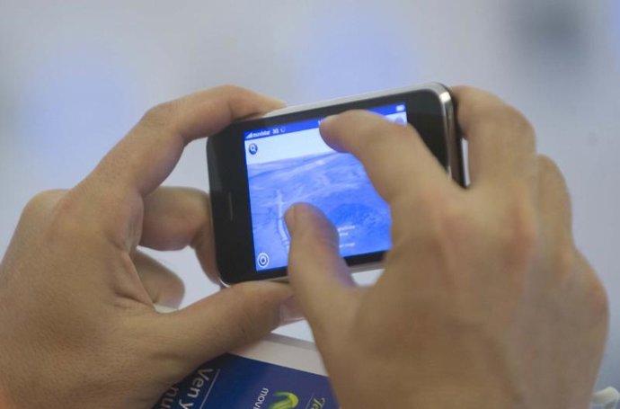 usuario navegando por Internet con el iPhone de Apple