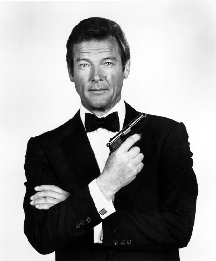 El actor Roger Moore, caracterizado como James Bond