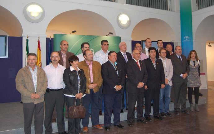 El consejero con alcaldes y representantes de la Axarquía