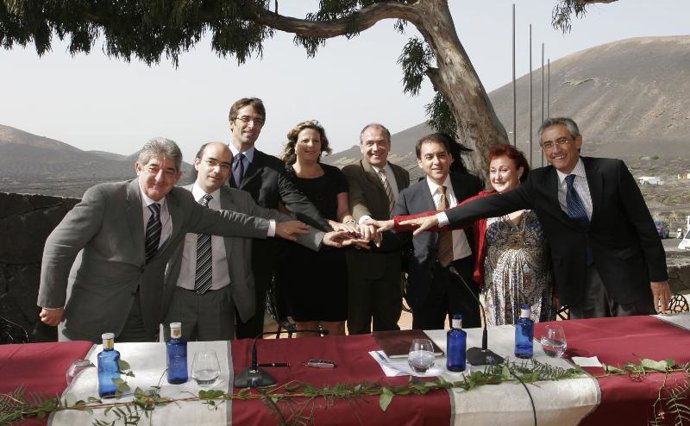 Administraciones y empresarios se unen para promocionar Canarias como 'destino v