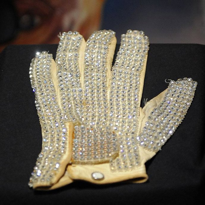 Pagan 350.000 dólares en una subasta por un guante de Michael Jackson
