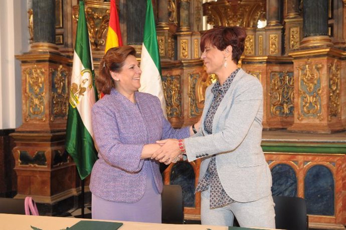Las consejeras de Cultura de Andalucía y Extremadura, tras la firma del convenio