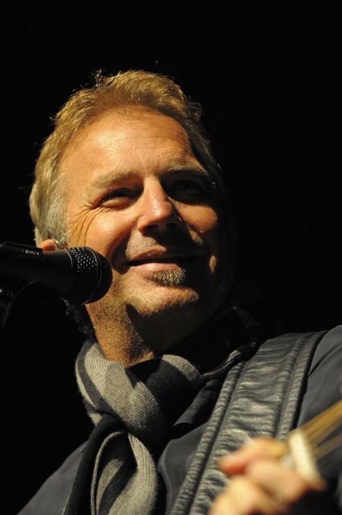 El actor Kevin Costner en una actuación junto a la Modern Wes Band