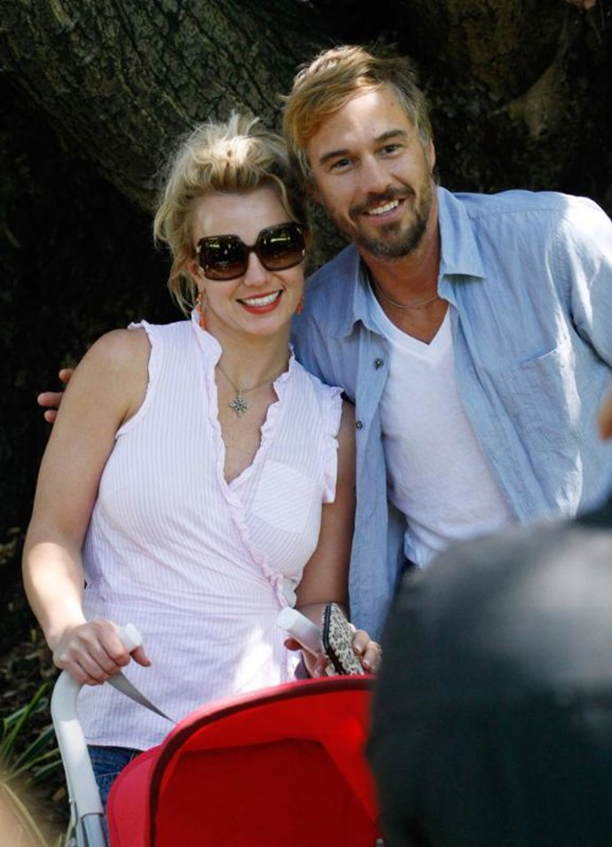 La cantante Britney Spears y su manager Jaon Trawick
