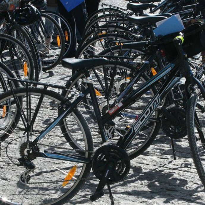 Ir a pie o en bici tendrá más impacto que los coches 'verdes'
