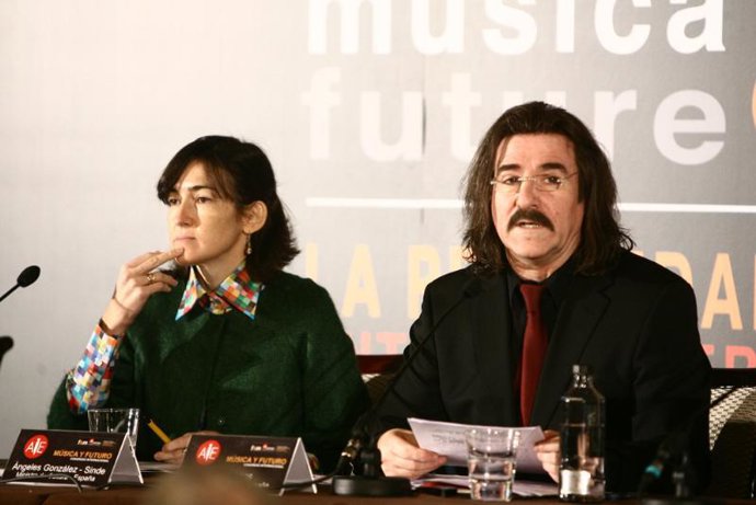 La ministra de Cultura, Angeles González-Sinde, y el presidente de la AIE, Luis 