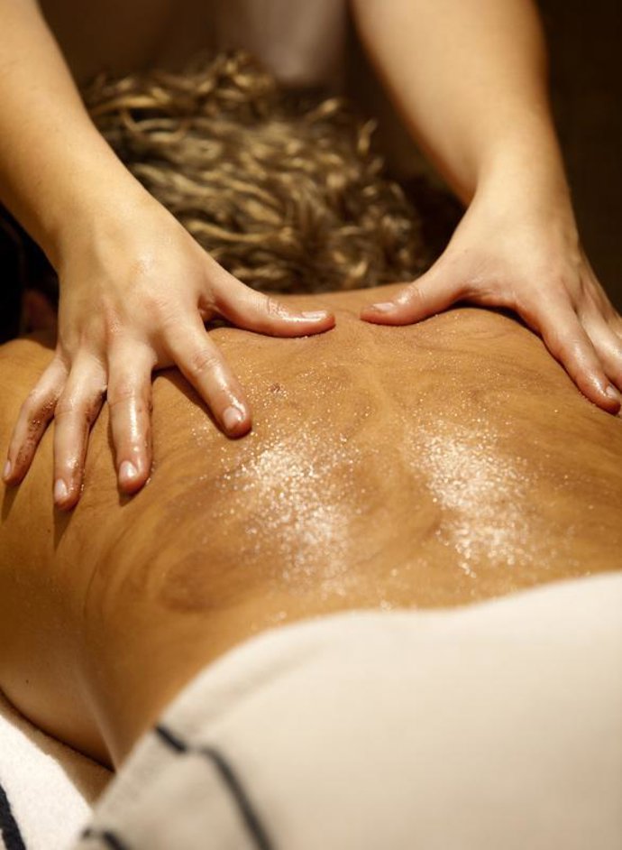 Mujer en un spa tratamiento belleza piel