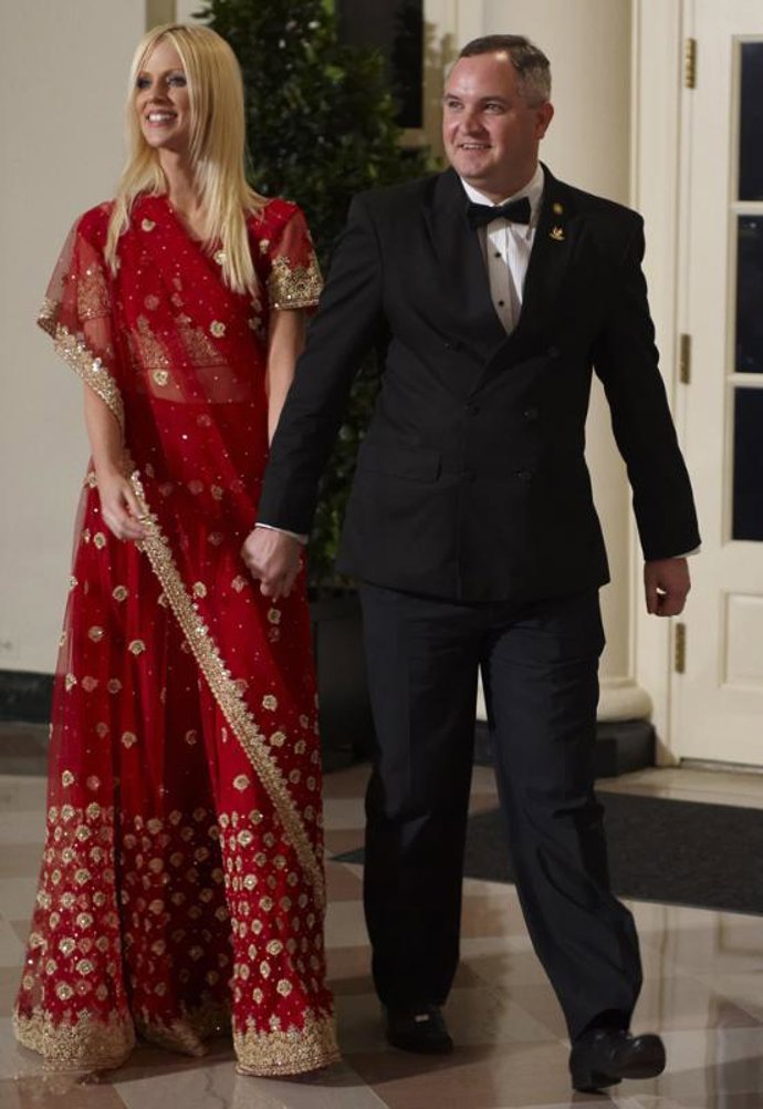 Michaele y Tareq Salahi entrando a la cena en la Casa Blanca
