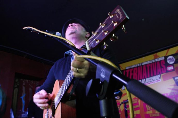 Guitarrista en la presentación de la V Edición de Alternativas en concierto