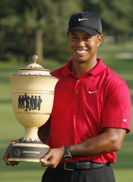 Imagen de Tiger Woods, ganando el Bridgestone