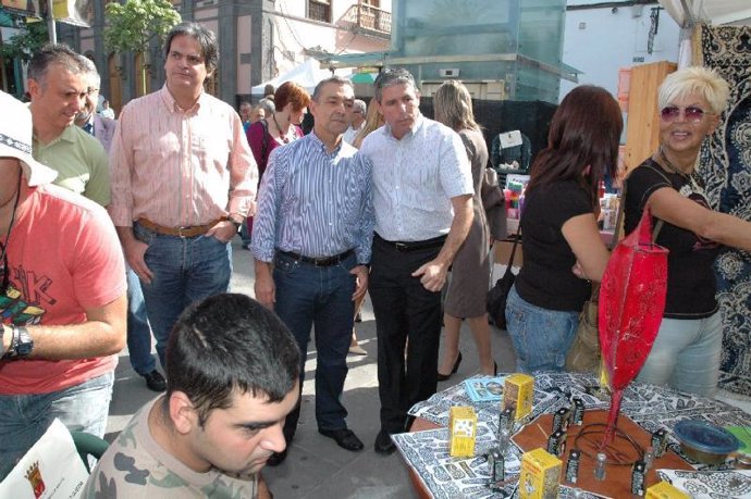 El presidente canario muestra su respaldo a la I Feria Intercultural de Arucas.