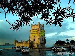 Greenpeace cubre de pancartas la Torre de Belém