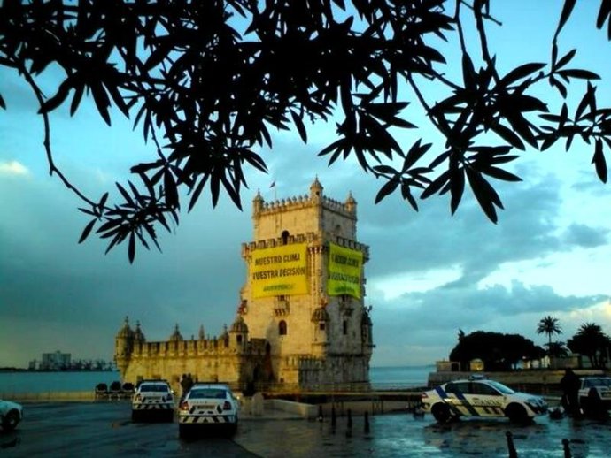 Activistas de Greenpeace despliegan pancartas por el clima en la Torre Belém, Li