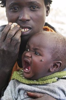 Mujer africana y niño 