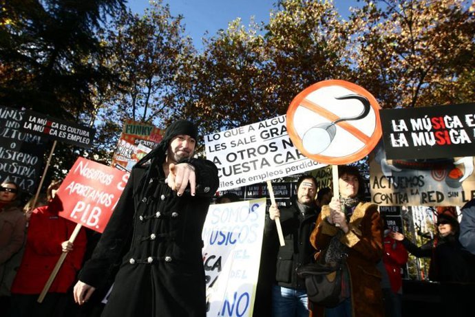 Músicos se manifiestan contra la piratería frente al Ministerio de Industria