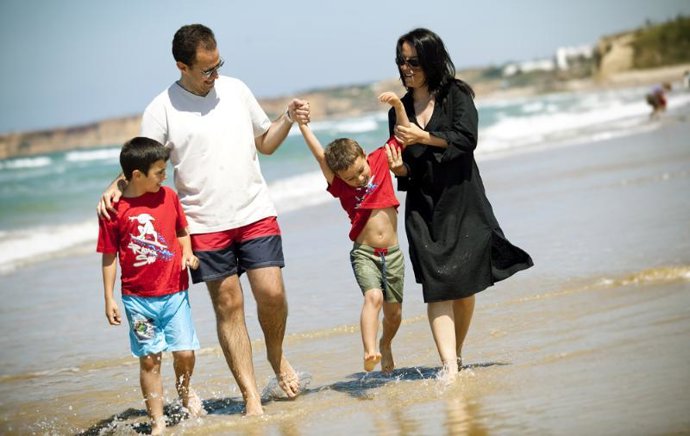 Familia niños padres en la playa