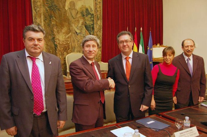 Pulido y Espadas se saludan tras firmar